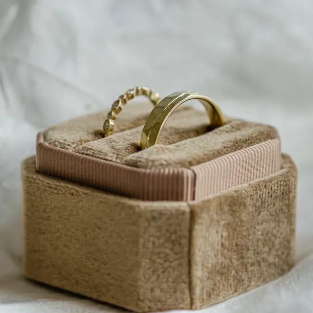 Netradiční snubní prsteny s diamanty ve vintage stylu LAZZI Image