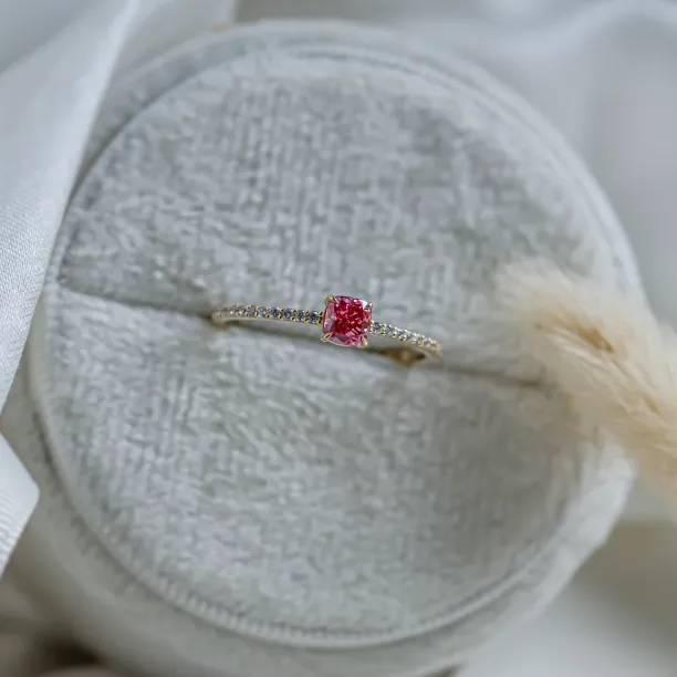 Zásnubní prsten s růžovým lab grown diamantem CORALINE Image