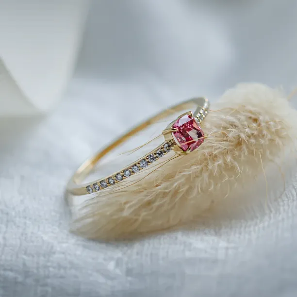 Zásnubní prsten s růžovým lab grown diamantem CORALINE Image