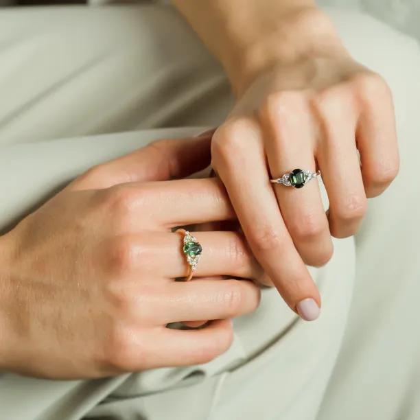 Vintage zásnubní prsten se zeleným safírem a diamanty CADET Image