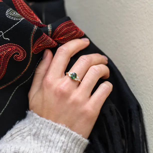 Vintage zásnubní prsten se zeleným safírem a diamanty CADET Image