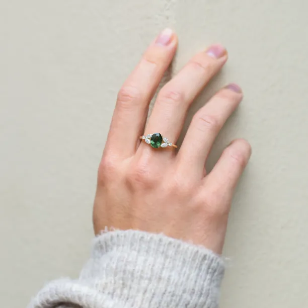 Vintage zásnubní prsten se zeleným safírem a diamanty CADET Image