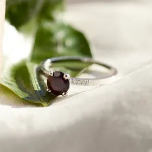 Engagement ring with garnet and diamonds OLLIE