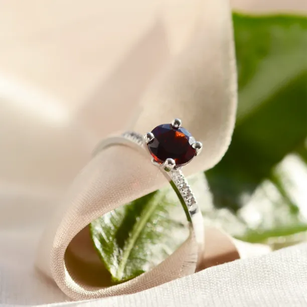 Engagement ring with garnet and diamonds OLLIE Image