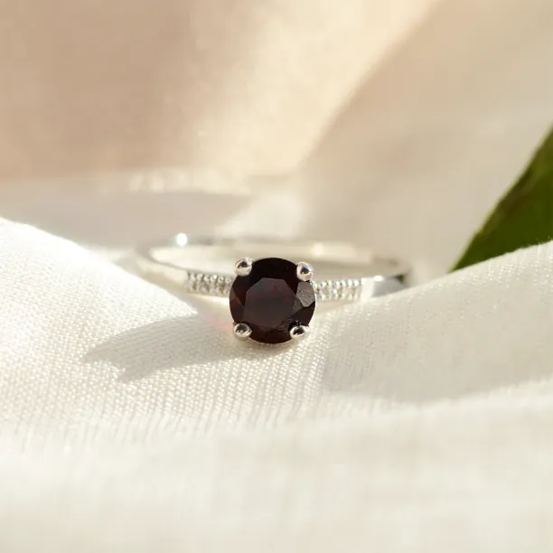Engagement ring with garnet and diamonds OLLIE Image
