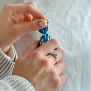 Zlatý prsten s pear blue lab grown diamantem a postranními diamanty AZURE Thumbnail