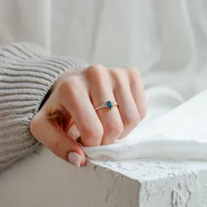 Zlatý prsten s pear blue lab grown diamantem a postranními diamanty AZURE Thumbnail