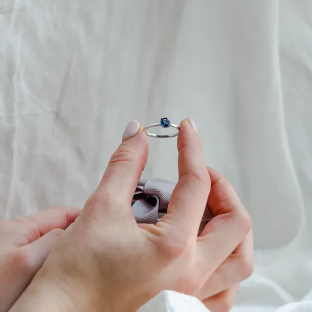 Gold ring with cushion blue sapphire NEEL Image