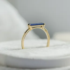 Gold ring with blue lab grown sapphire and diamonds IRIS Thumbnail