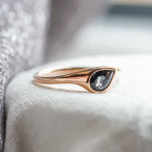 Zlatý prsten s pear modrým safírem DREW Thumbnail