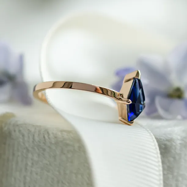 Gold ring with kite blue lab grown sapphire KODA Image