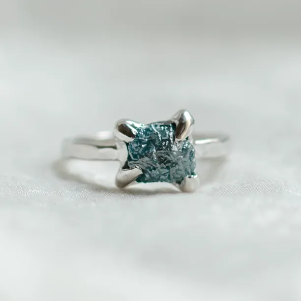 Prsten s modrým surovým diamantem a tepaným povrchem SEA Image