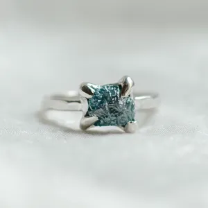 Prsten s modrým surovým diamantem a tepaným povrchem SEA Thumbnail