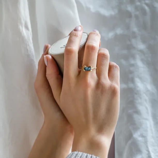 Prsten s modrým surovým diamantem a tepaným povrchem SEA Image