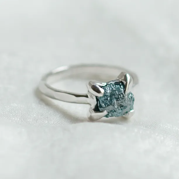 Prsten s modrým surovým diamantem a tepaným povrchem SEA Image