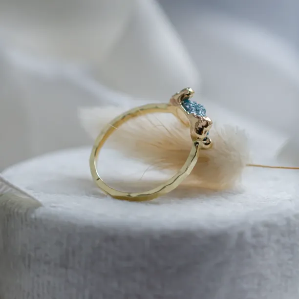 Prsten s modrým surovým diamantem a tepaným povrchem SEA Image