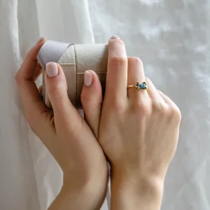 Prsten s modrým surovým diamantem a tepaným povrchem SEA Thumbnail