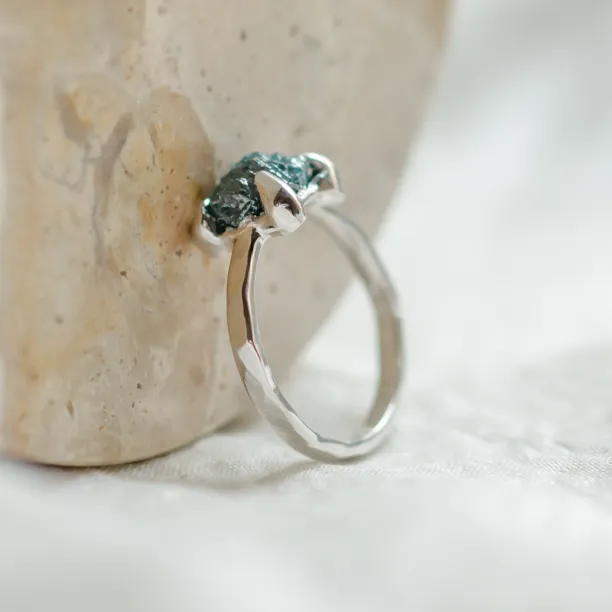 Prsten s modrým surovým diamantem a tepaným povrchem SEA Image