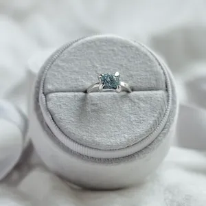 Prsten s modrým surovým diamantem a tepaným povrchem SEA Thumbnail