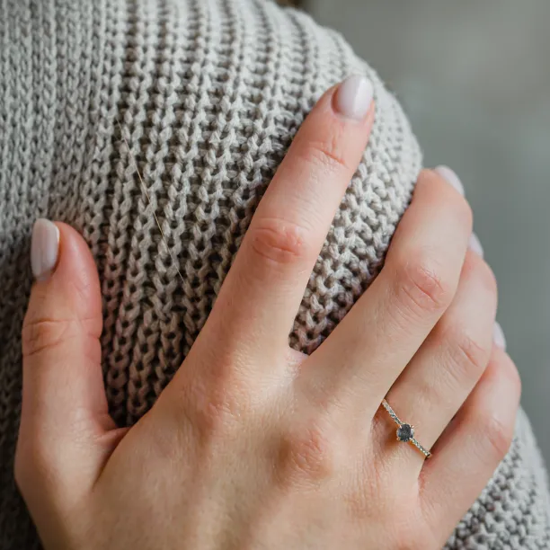 Zásnubní prsten se salt and pepper diamantem a bočními diamanty SANREMO Image