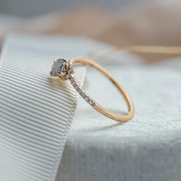 Zásnubní prsten se salt and pepper diamantem a bočními diamanty SANREMO Image