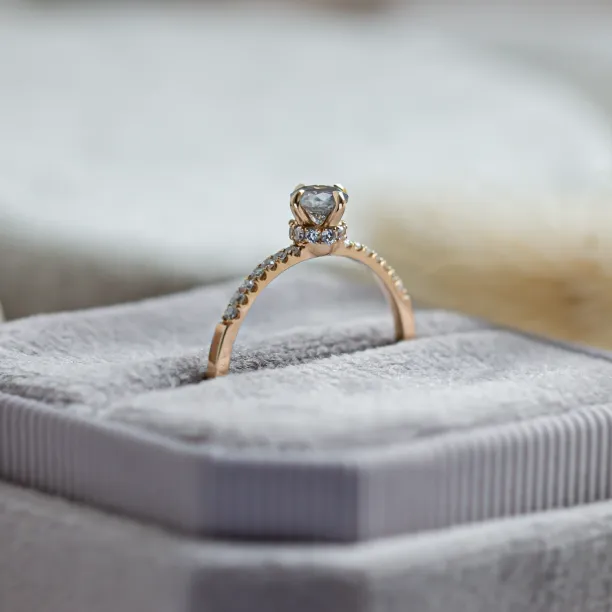 Zásnubní prsten se salt and pepper diamantem a bočními diamanty SANREMO Image