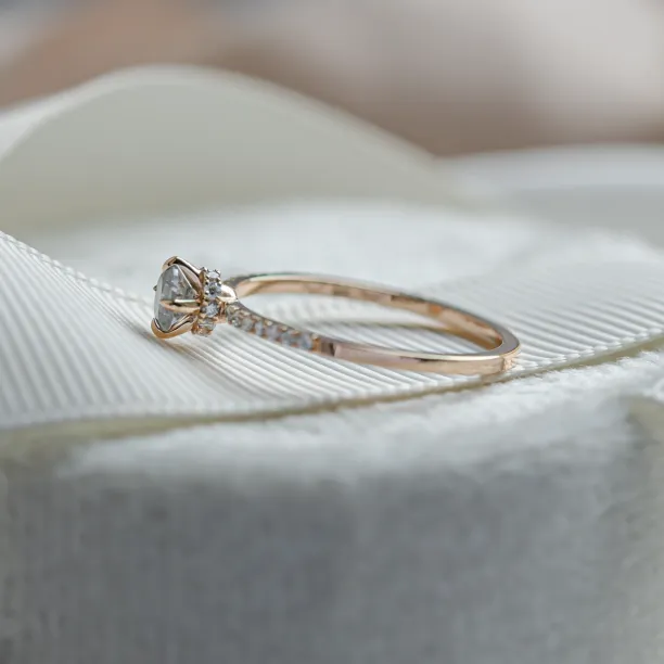 Zásnubní prsten se salt and pepper diamantem a bočními diamanty SANREMO Image