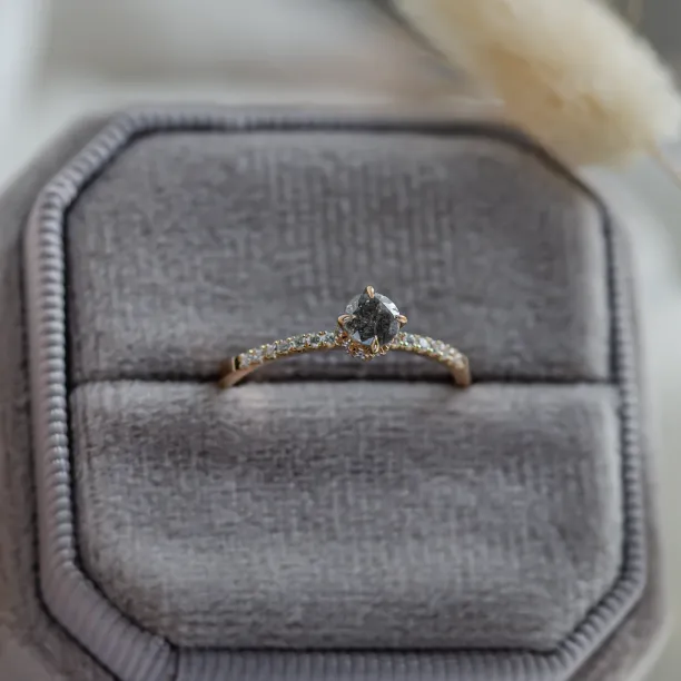 Zásnubní prsten se salt and pepper diamantem a bočními diamanty SANREMO Image