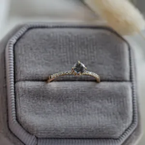 Zásnubní prsten se salt and pepper diamantem a bočními diamanty SANREMO Thumbnail