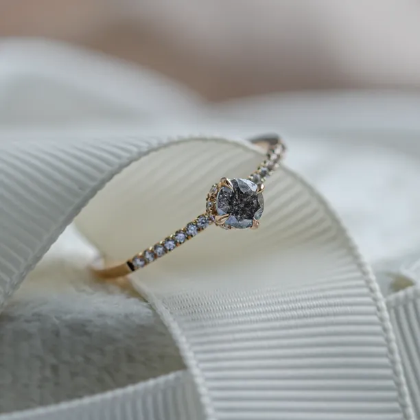 Zásnubní prsten se salt and pepper diamantem a bočními diamanty SANREMO Image