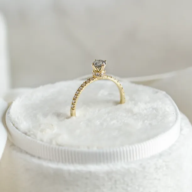 Zásnubní prsten se salt and pepper diamantem a bočními diamanty SANREMO Image