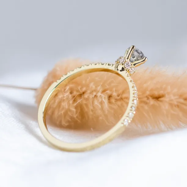 Zásnubní prsten se salt and pepper diamantem a bočními diamanty SANREMO Image