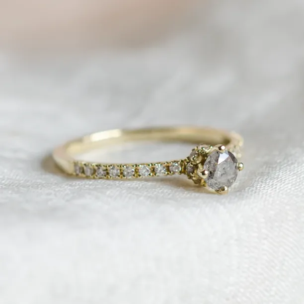 Zásnubní prsten se salt and pepper diamantem a bočními diamanty SANREMO Image