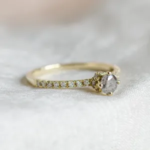 Zásnubní prsten se salt and pepper diamantem a bočními diamanty SANREMO Thumbnail