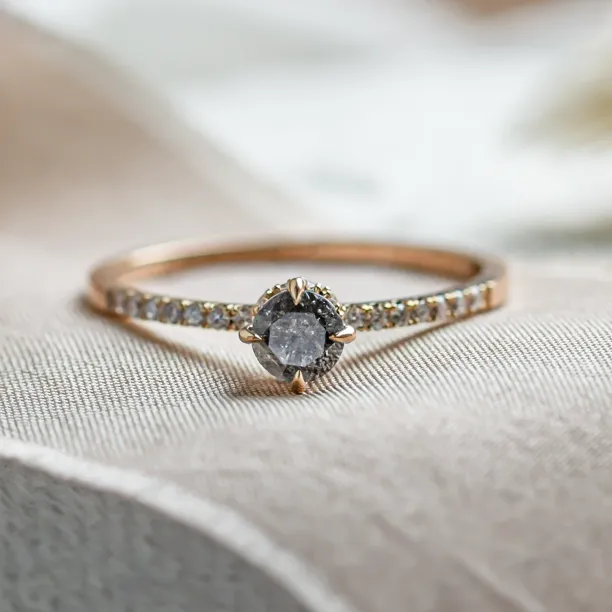 Zásnubní prsten se salt and pepper diamantem a bočními diamanty SANREMO Image