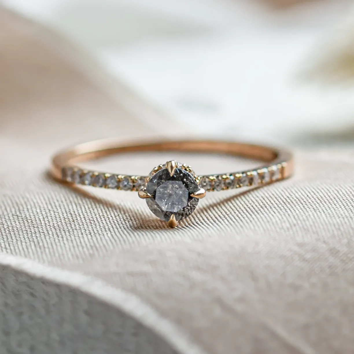 zasnubni_prsten_se_salt_and_pepper_diamantem