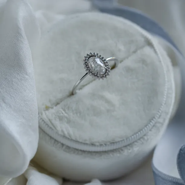 Netradiční halo zásnubní prsten se salt and pepper diamanty RIDLEY Image