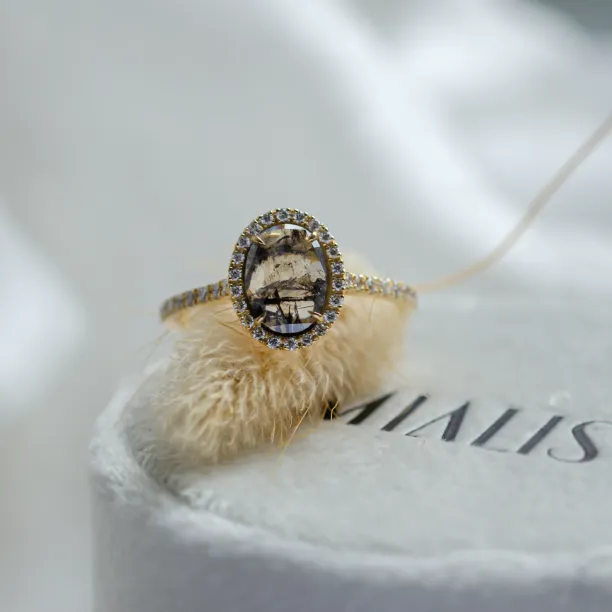 Elegantní halo prsten se salt and pepper diamanty TANANAI Image