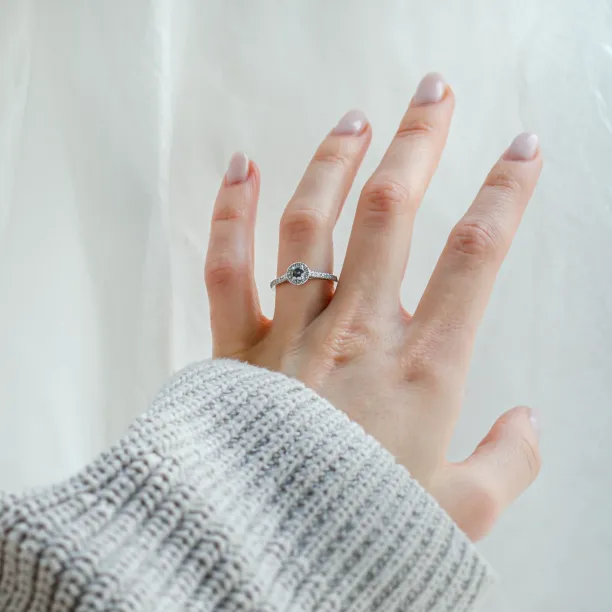 Halo zásnubní prsten se salt and pepper diamanty MARILLA Image