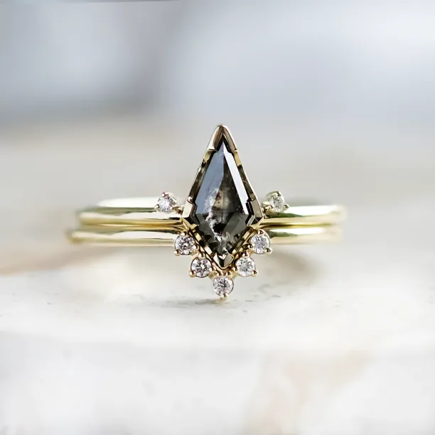 Set prstenů se salt and pepper diamantem a klasickými diamanty DIVINITY Image