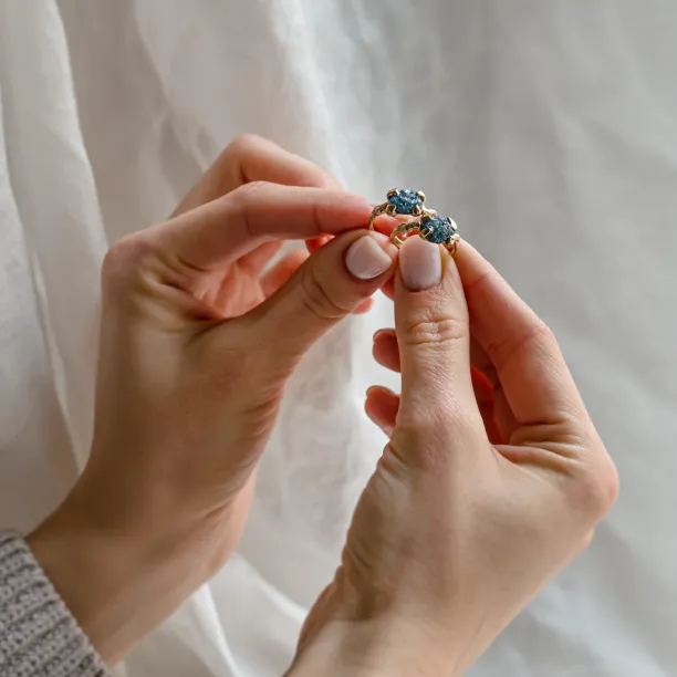 Zlatý prsten se surovým modrým diamantem a netradiční obroučkou SKY Image