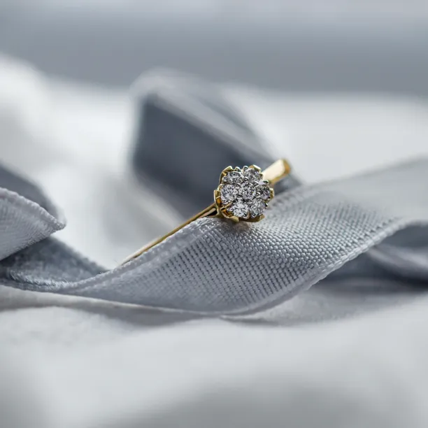 Romantic engagement ring full of moissanites CAMILLIA Image