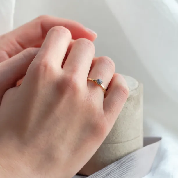 Romantic engagement ring full of moissanites CAMILLIA Image