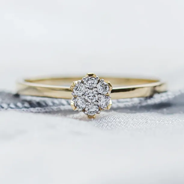 Romantic engagement ring full of moissanites CAMILLIA Image