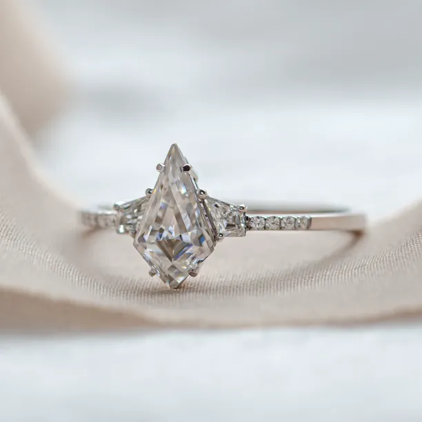 Luxusní zlatý prsten s moissanity ROGER Image