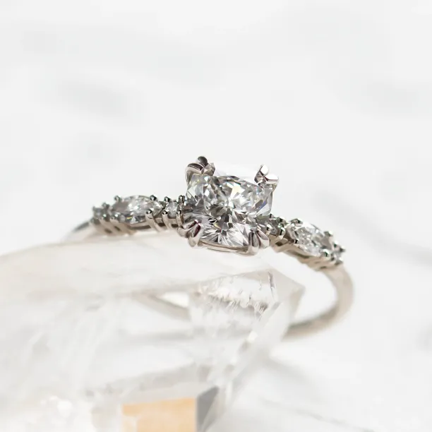 Luxusní zásnubní prsten s cushion lab grown diamantem GEOFFREY Image