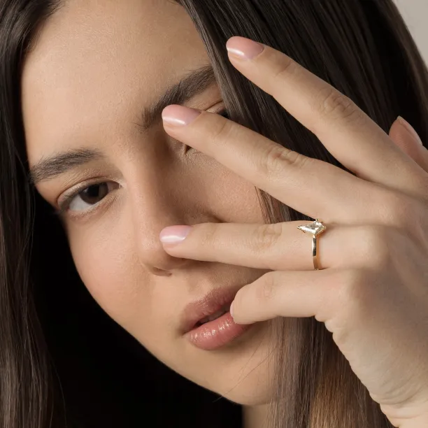 Jednoduchý zásnubní prsten s kite moissanitem DOMICUS Image