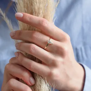 Jednoduchý zásnubní prsten s kite moissanitem DOMICUS Thumbnail