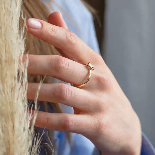 Jednoduchý zásnubní prsten s kite moissanitem DOMICUS Image