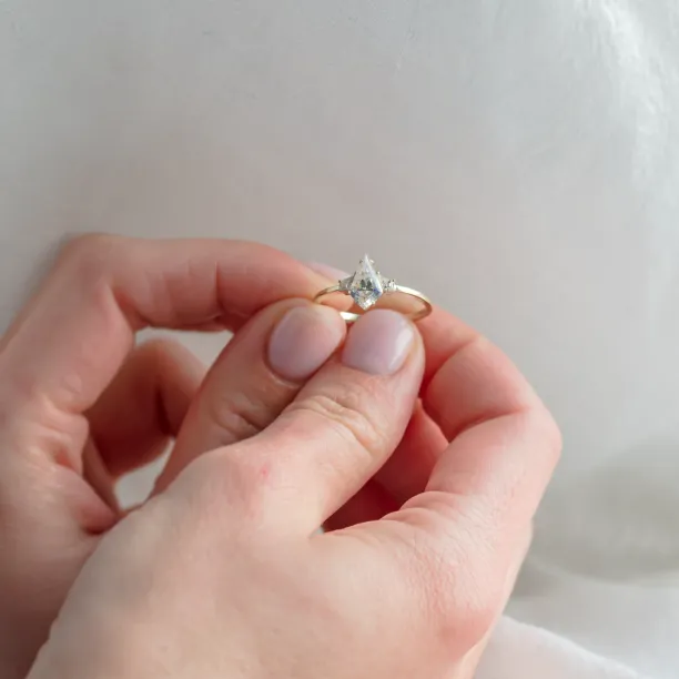 Elegantní zásnubní prsten s kite moissanity DOMPHI Image